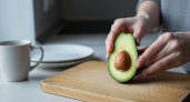Косточку от авокадо больше не выбрасываю — новый модный материал для творчества: как превратить отходы в шедевры 