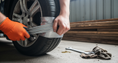 Зачем опытные водители мотают скотч на шину: раскрываем секрет бывалых