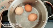 Ошибку совершали десятилетиями: почему нельзя остужать яйца под холодной водой