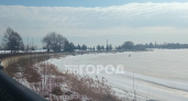 На Которосли продолжают сидеть рыбаки, несмотря на тонкий лёд