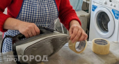 Утюг снова как новый: клею скотч на подошву и выбиваю много грязи