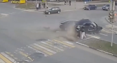 Машины пролетели в сантиметрах от двух девушек: авария в Тутаеве попала на видео 