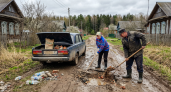 Жители деревни под Ярославлем сами ремонтируют размытую дорогу в ожидании властей