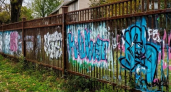 Вандалы разрисовали забор на Свердлова — их сняли камеры