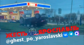 Ночная авария с переворотом на проспекте Октября: в Ярославле водитель врезался в светофор 