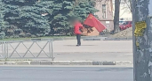 Ярославцы пожаловались на агитацию  мужчины с красным флагом на проспекте Ленина