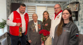 Воскрешает память: в Ярославле 103-летний герой Сталинграда получил огонь из сердца Москвы