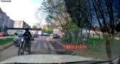 В Ярославле байкер кулаком "отредактировал" зеркало автомобиля