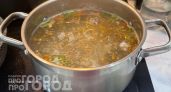 Выкиньте этот популярный овощ из кастрюли: он безвозвратно губит вкус супа, замените его на этот продукт