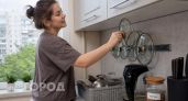 Хватит мучиться с вечным беспорядком: вот простая система хранения для крышек от кастрюль за копейки