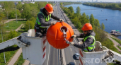Водители принимают их за новые камеры ГАИ, но всё куда серьезнее: вот зачем на проводах стали вешать цветные шары
