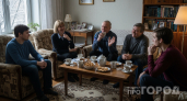Как отвечать гостям на «что принести с собой»: простая фраза, которая снизит градус неловкости