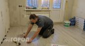 Забудьте про дорогой ламинат: этот практичный материал имитирует дерево и экономит ваш бюджет в два раза