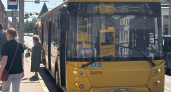 Ярославцы не растерялись: в автобусе помогли двум упавшим в обморок девушкам