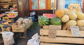 Если продавец начал делать это с арбузом — бегите без оглядки: вот почему лучше обойти такой товар стороной