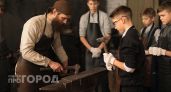 Бывший ярославский программист ушёл в кузницу: создаёт кованые конструкции, киношный реквизит и называет молоты по именам