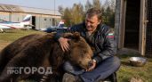 Нашли брошенного медвежонка прямо на аэродроме: восемь лет спустя эта дружба стала примером для каждого из нас