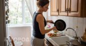 Только не в раковину: куда на самом деле нужно сливать масло со сковороды после готовки