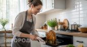 Ставлю курицу на бутылку и удивляюсь, сколько сока собирается: вся семья в восторге от вкуса