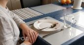 Выбросьте клеенку и мягкое стекло: стильный стол в 2026 году оформляют совершенно иначе для уюта на кухне