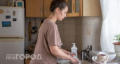 Перестала бездумно лить воду при мытье посуды: метод двух емкостей помогает отмыть всё до блеска экономно
