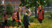 Ярославские подростки официально работают на озеленении города и получают зарплату