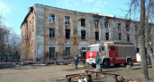 Подростки и риск обрушения: зачем срочно предлагают оградить дом на Стачек 61 после пожара