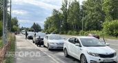 Очереди за бензином парализовали Заволжский район: кто‑то ждал в дачном кресле у дороги