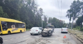 Всего секунды до удара в Ярославле: как «Лада» на скорости снесла «Ниссан» и скрылась с места