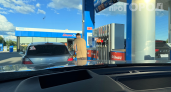 Залил бензин в обычную бутылку — и чуть не лишился машины: вот что реально разрешено на АЗС