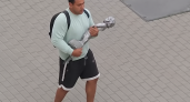 В центре Ярославля из кафе украли фигуру мальчика: момент попал на камеры