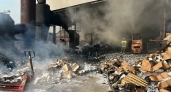 Пожар в промзоне Ярославля уничтожил 600 «квадратов» поддонов и повредил склад
