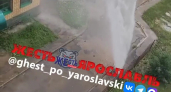   Струя выше крыш и двор под водой: жители Заволжского района сняли на видео прорыв трубы на улице Сахарова во время гидроиспытаний