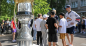 В школу №9 Ярославля привезли Кубок Гагарина и главный трофей МХЛ