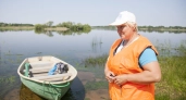Почтальон с Юршинского острова 35 лет возит посылки жителям на весельной лодке