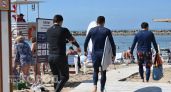 Смех туристов сменяется завистью: вот зачем австралийцы заходят в воду в колготках вместо плавок