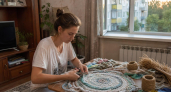 Сплела коврик по чичковской технике — и теперь не покупаю половики: старые майки и пакеты идут в работу