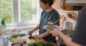 Забудьте про скучные щи: три способа превратить весеннюю зелень в обед, который просят добавки каждый день