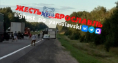  На трассе М8 под Ярославлем опрокинулся большегруз