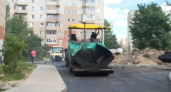 Во дворе на Красноборской в Ярославле укладывают второй слой асфальта