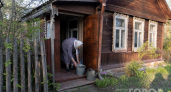 Почему в деревнях старожилы ставят ведро с водой у порога: узнал и теперь сам начал делать так же
