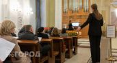Всегда считала это нормой, пока в храме не сделали замечание: теперь я знаю, что здесь запрещено делать