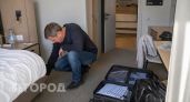 Первое, что я делаю при заселении в отель: ползаю по полу, чтобы обезопасить себя от скрытых неприятностей
