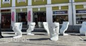На улице Депутатской установили кресла в форме гигантских масок