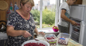 Не варю малину часами: пересыпаю ягоды сахаром и убираю в морозилку - вкус остается почти как у свежей