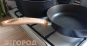 Больше не тру сковородки часами: этот простой трюк растворяет застарелый жир и нагар без капли химии