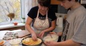 Забудьте про обычную шарлотку: этот Цветаевский пирог с заливкой из сметаны получается в разы вкуснее и нежнее