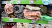 Скупила "бисквитные" пледы, но укрываться ими не стала: из нескольких штук получился уютный будуар