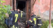 В Рыбинске на улице Гоголя подожгли заброшенное здание: тушили 17 спасателей