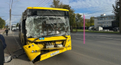 У Моторного завода автобус с пассажирами протаранил припаркованный грузовик